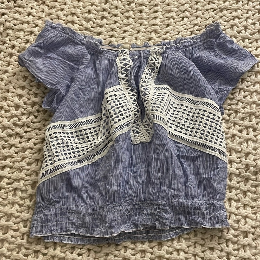 En crème crepe off the shoulder summer blue and white stripe top